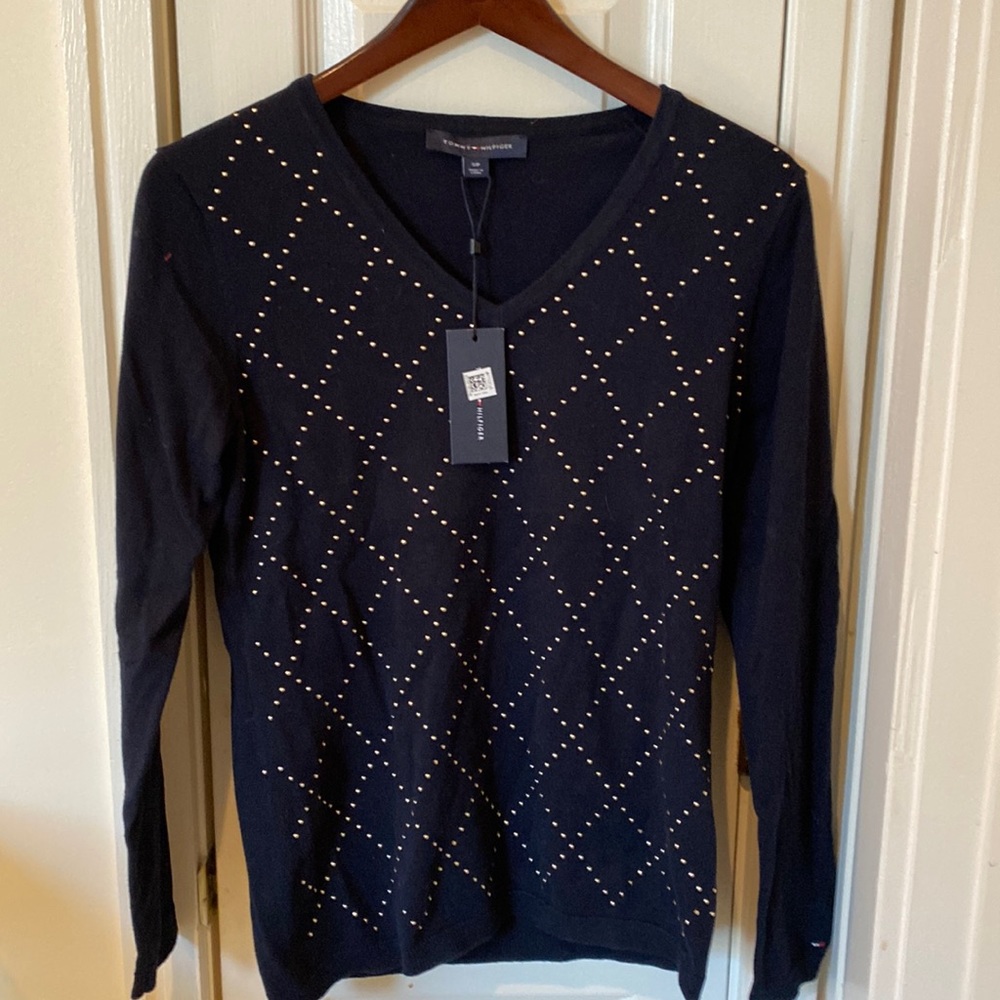 Tommy Hilfiger light weight v-neck sweater with gold accents. Small Petite